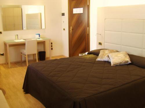 Alexander Hotel